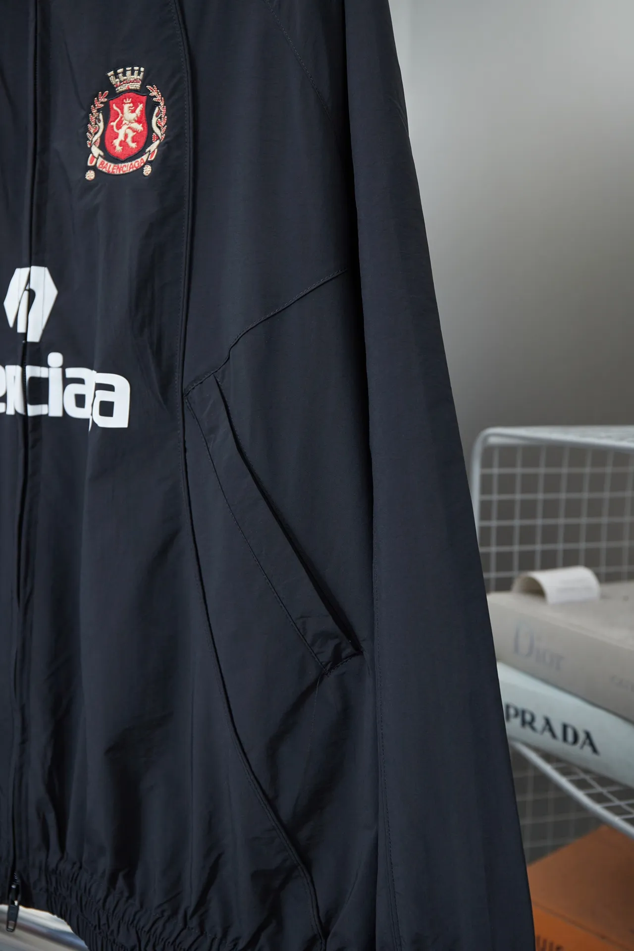 Balenciaga 𝘽𝘼𝙇𝙀𝙉𝘾𝙄𝘼𝙂𝘼 BLCG 76 Manchester United embroidered inlay jacket, light luxury, a must-have item for daily commuting for men and women, correct version, feel free to compare, detailed features · Made of T 800 professional jacket polyester fabric · The entire fabric is pre-treated with a waterproof coating · The interior is made of four-way elastic nylon lining · Zipper pockets on both sides Elastic cuff design · Internal zipper pocket design · Extremely complex and heavy-duty splicing and inserting technology · Customized TPU material lettering film Manual pressing process · Imported Tajima high-speed embroidery machine thousands of needle embroidery process · Elastic elastic waist design at the hem · Customized molded hardware zipper Jacket double puller design · Original main mark, washed tag brand packaging Color: Black Size: 46/48/50/52